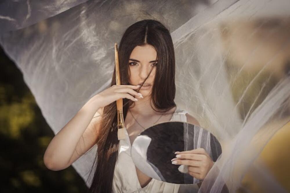 PRIČA O LJUBAVI KOJA OSLOBAĐA - Dora "Pored tebe"