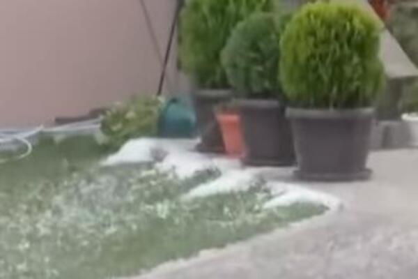 U OVOM GRADU NAPADAO GRAD VELIČINE PING-PONG LOPTICE: Dvorište potopljeno, sve se zabelelo (FOTO/VIDEO)