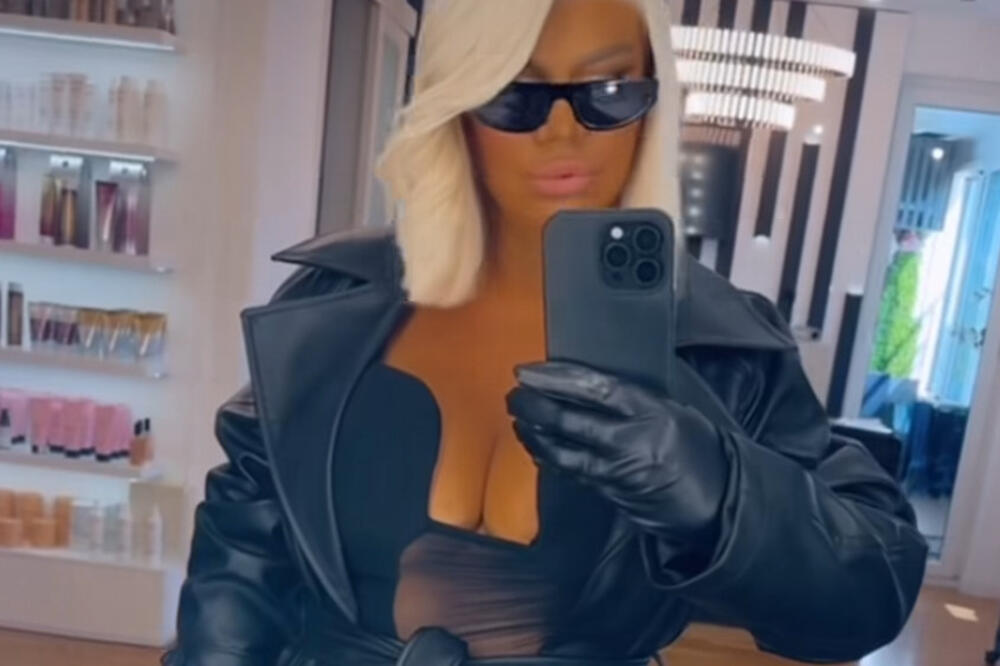 ŽENO, GDE BAŠ KOŽNE ČIZME, RUKAVICE I MANTIL NA PLUS 30? Kad je prošetala Beogradom STAO SAOBRAĆAJ, sado-mazo maca