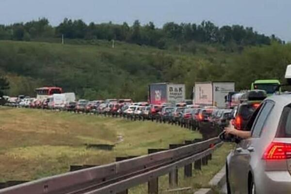 Haos na ulazu u Beograd zbog jakog nevremena! Napravila se kolona vozila, gotovo sve stoji u mestu (VIDEO)