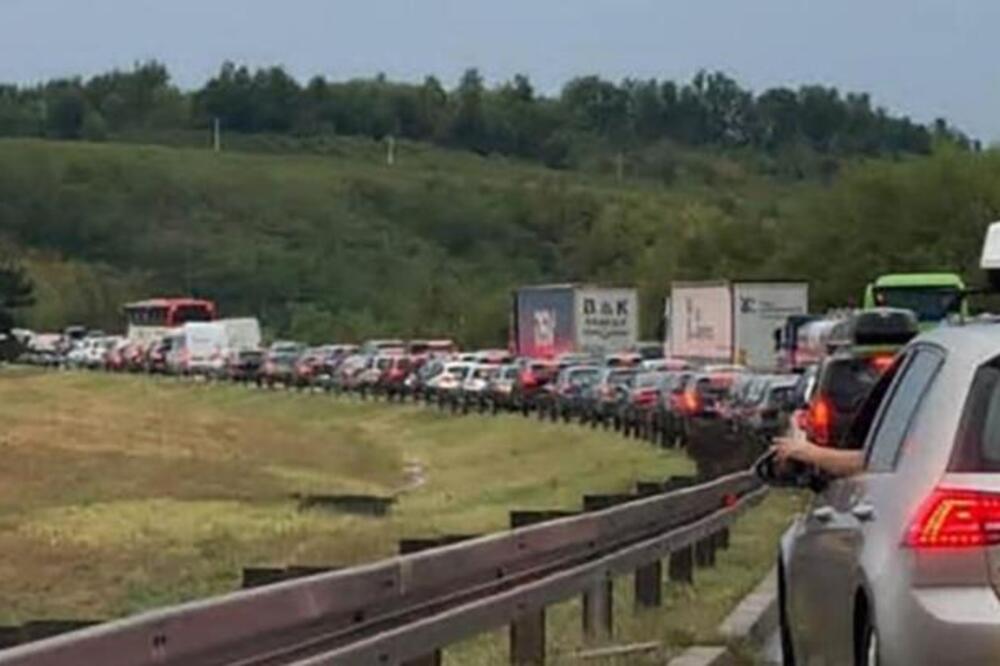 Haos na ulazu u Beograd zbog jakog nevremena! Napravila se kolona vozila, gotovo sve stoji u mestu (VIDEO)