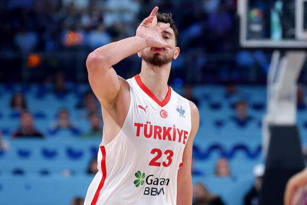 Alperen Šengun u naručju svoje majke psovao Srbe?! (Video)