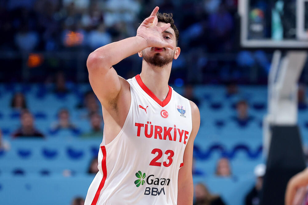 Alperen Šengun u naručju svoje majke psovao Srbe?! (Video)