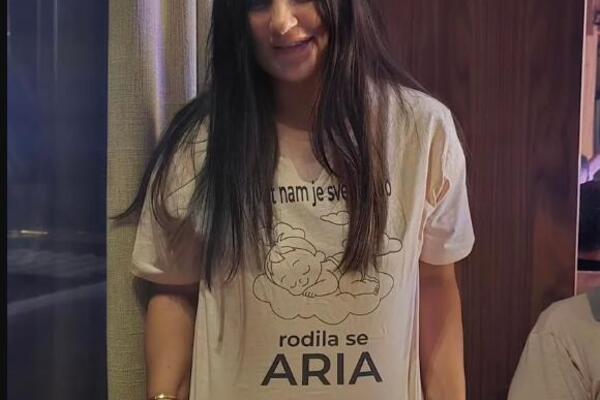 TEK ŠTO SE RODILA, NJEN LIK ZAVRŠIO NA MAJICI! Deli se slika Prijine majke, ovim potezom izazvala haos