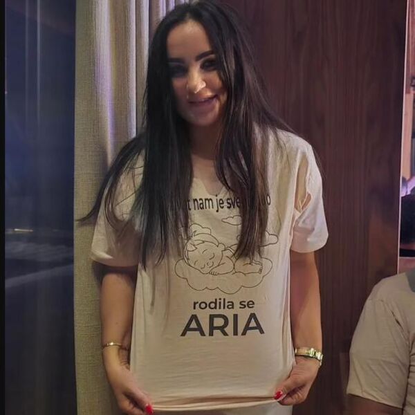 TEK ŠTO SE RODILA, NJEN LIK ZAVRŠIO NA MAJICI! Deli se slika Prijine majke, ovim potezom izazvala haos