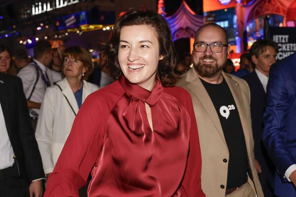 ZAR NA SEDNICU OVAKAV DEKOLTE?! Ministarka predmet sprdnje, zaboravila gde je pošla, pa izazvala SKANDAL! (FOTO)