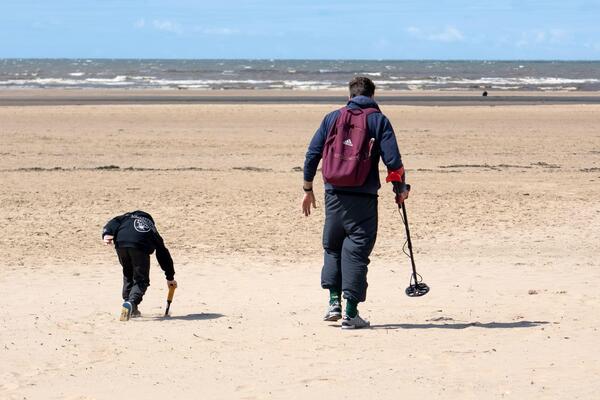 Čovek iz hobija tražio predmete, pa naišao na blago! Kad je uređaj zapištao, nije mogao da veruje šta vidi (VIDEO)