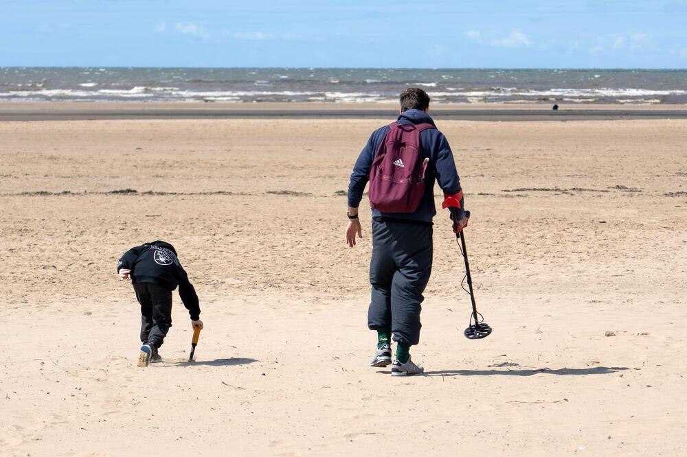 Čovek iz hobija tražio predmete, pa naišao na blago! Kad je uređaj zapištao, nije mogao da veruje šta vidi (VIDEO)