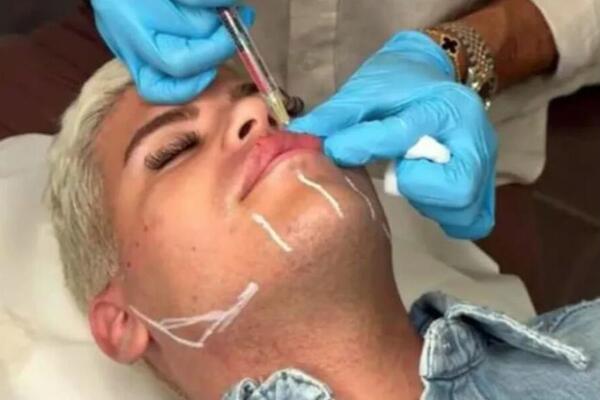 Šta se desilo ovom dečku? Svakim danom sve više liči na ŽENU - Uroša više ni rođena majka ne poznaje, a tek Srbi...