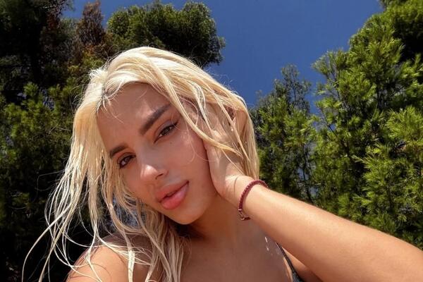 Vrelim kadrovima razbudila maštu muškom rodu: Plavuša pokazala telo zategnuto kao struna, izgleda ko avion