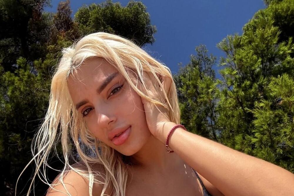 Vrelim kadrovima razbudila maštu muškom rodu: Plavuša pokazala telo zategnuto kao struna, izgleda ko avion