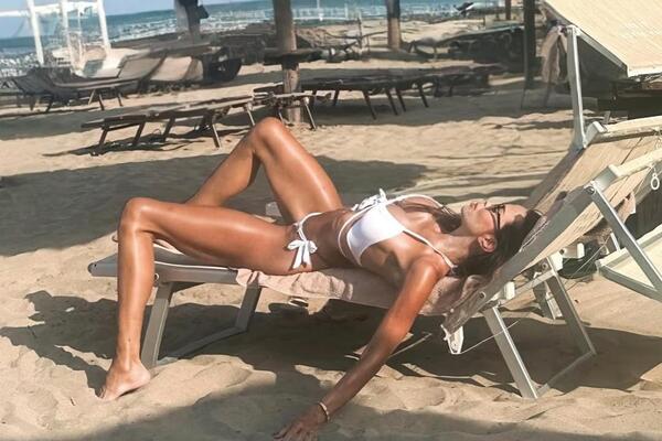 Providan brus, sve seva! Voditeljka skinula košulju pa pokazala čime raspolaže! Od prizora vilice padaju (FOTO)