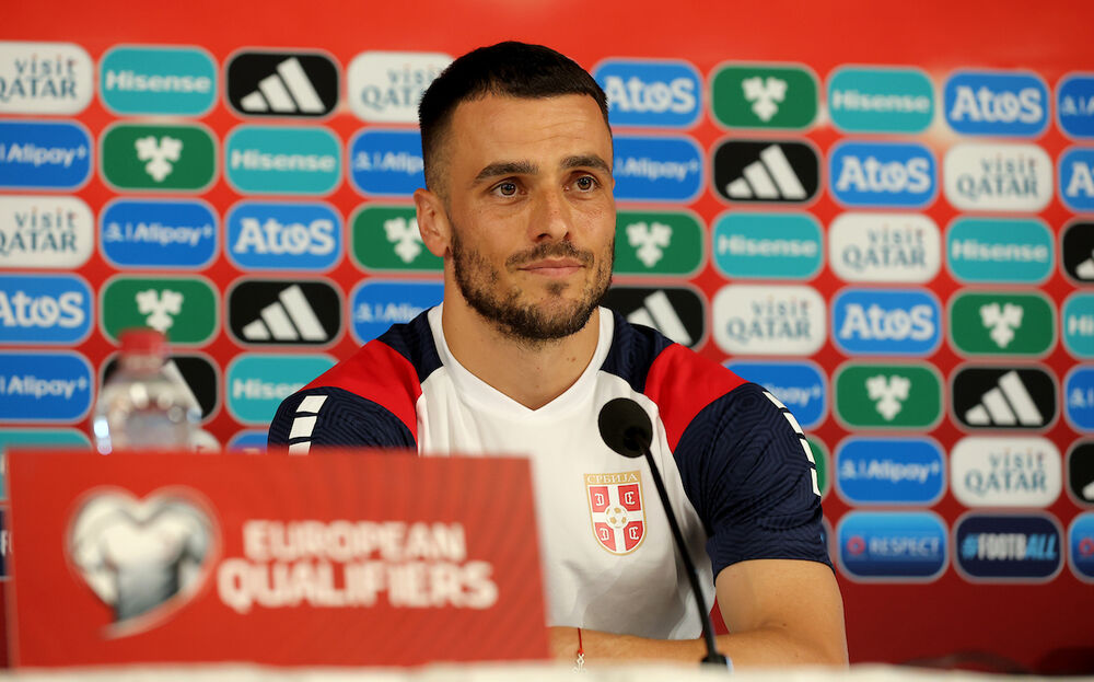 Filip Kostić na konferenciji za medije u Rigi