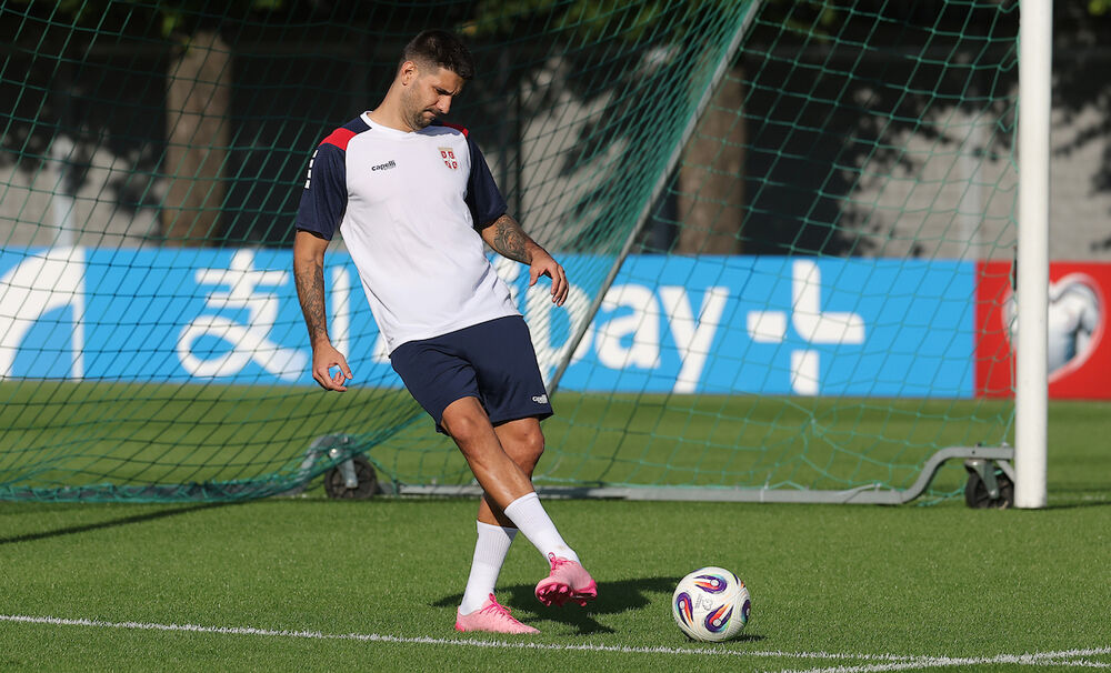 Aleksandar Mitrović na treningu reprezentacije Srbije u Rigi