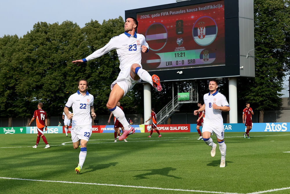 Dušan Vlahović slavi gol na utakmici Letonije i Srbije