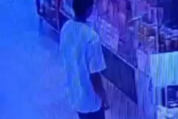 Stravičan snimak lopova iz Srbije: Ušao u radnju, pa naočigled svih izneo kutiju sa novcem namenjenim za POMOĆ