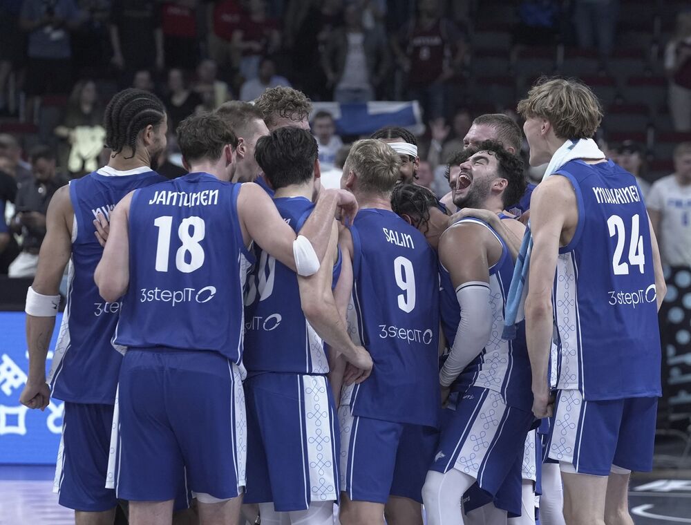 Košarkaši Finske posle pobede nad Srbijom u osmini finala Evrobasketa u Rigi