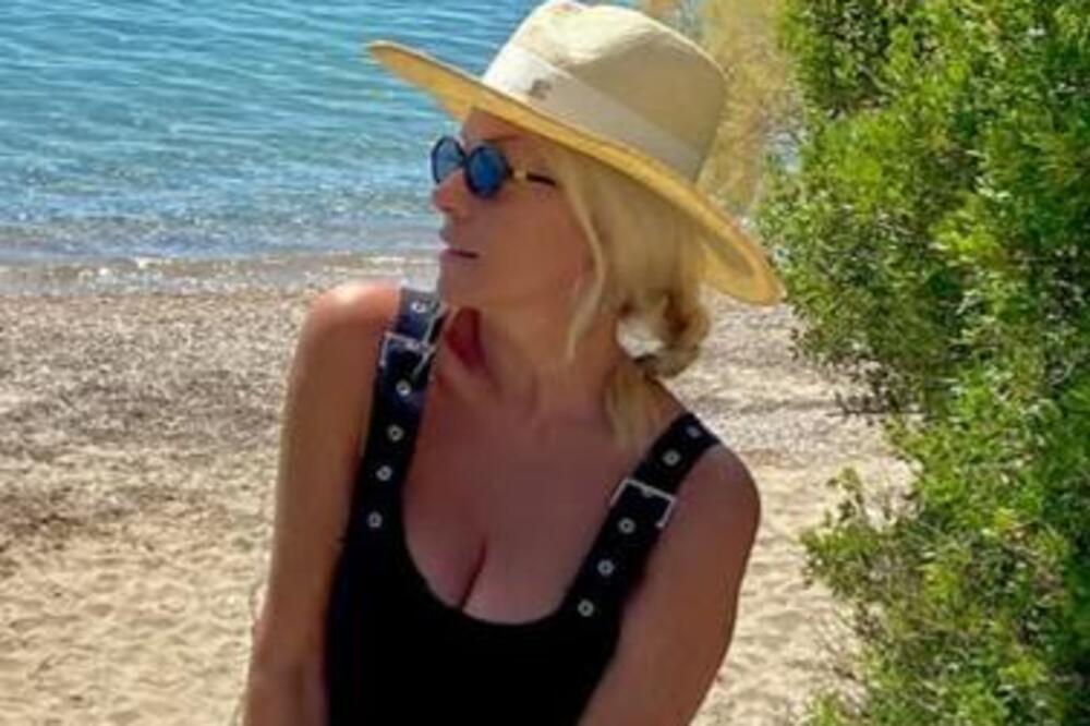 Srbi zaneme pred bivšom ženom Jovana Memedovića: Plavuša u tigrastom kupaćem i mrežastoj haljeni grmi na plaži