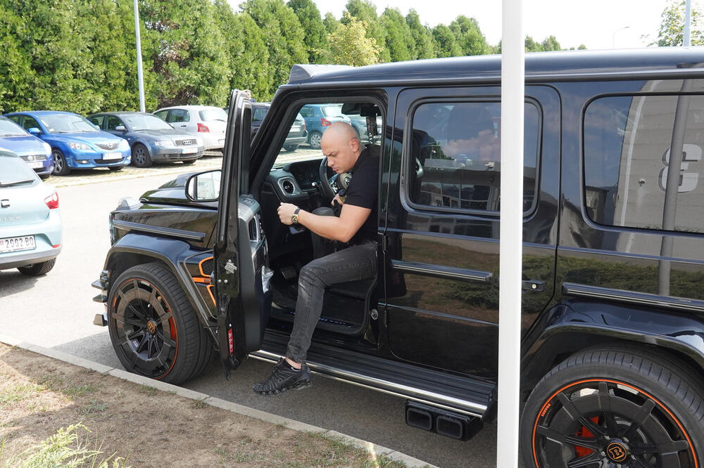 Majko mila, njegov auto skuplji je nego nečiji stan: Kada se pojavio u besnoj mašini ljudima pale vilice, papreno