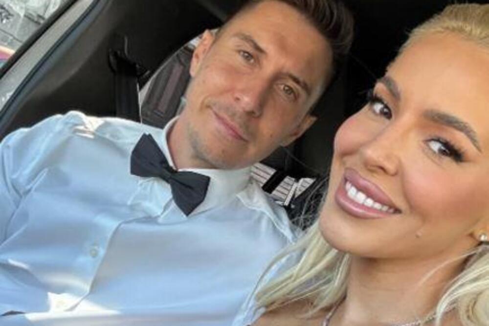 U OVU PLAVUŠU SU SVI BULJILI NA SVADBI POZNATOG STOMATOLOGA! Nije se "skidala" sa partnera, sve vreme se...