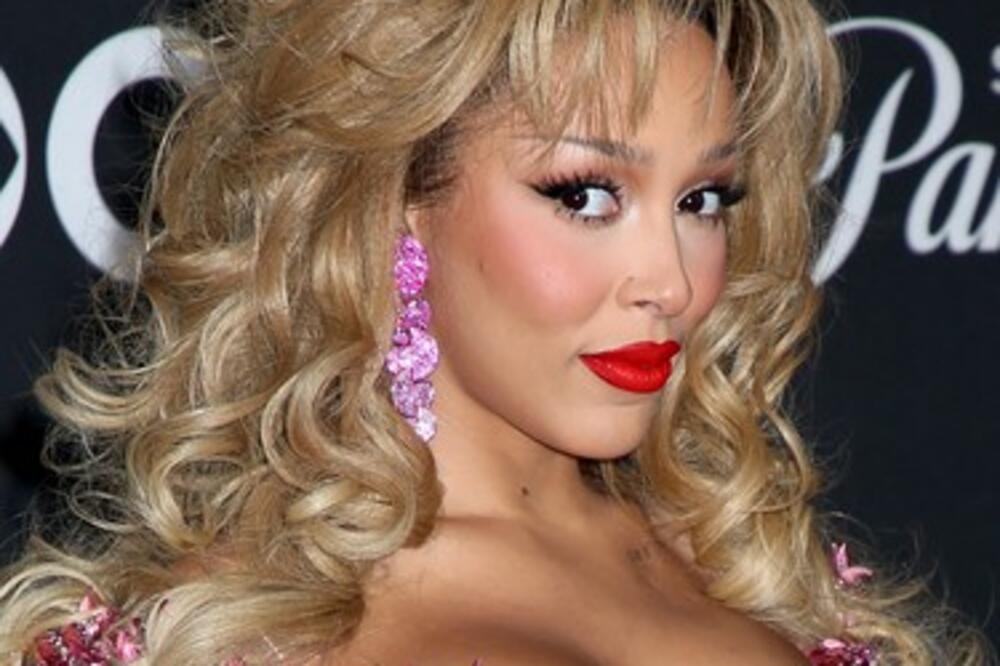 UZELA GA IZ TORBE, ODGRIZLA PA POJELA! Pevačica u centru skandala, jednim potezom zgrozila svet