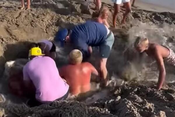 Deca se igrala u pesku, a onda je nastala DRAMA Odjednom su počela da TONU: Zavladala opšta PANIKA, UMALO TRAGEDIJA