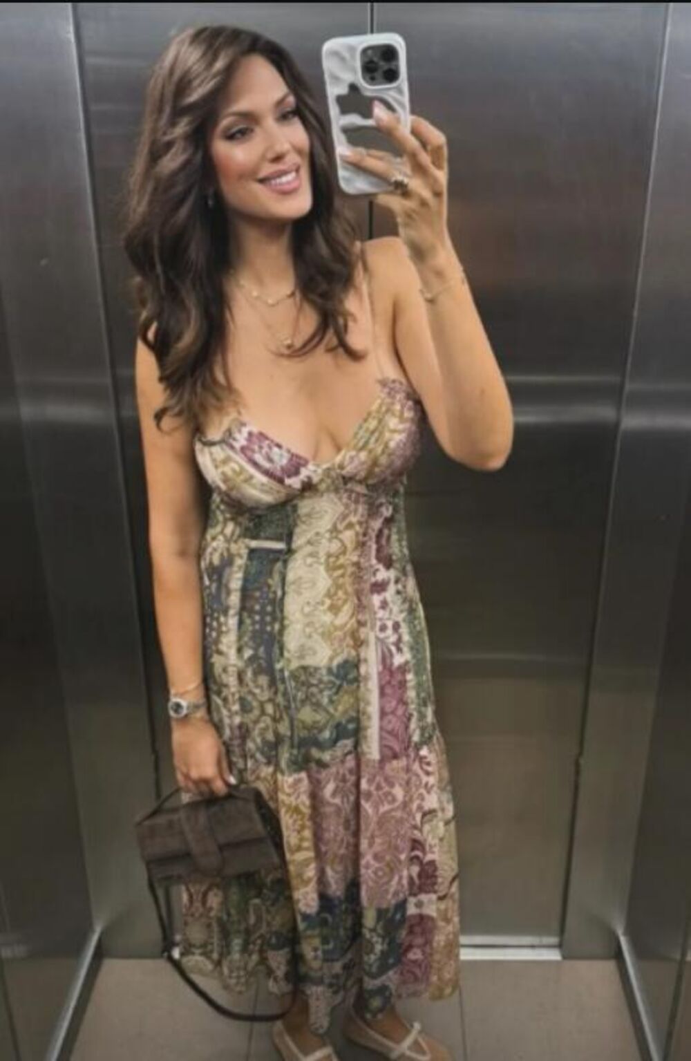 Nina u haljini bez brusa