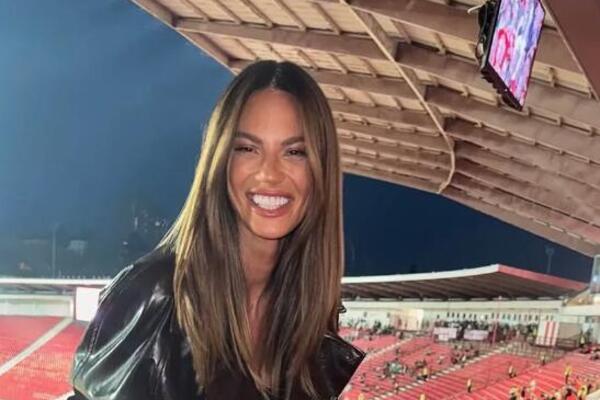 DOŠLA U MINIĆU NA MARAKANU, PA PODIGLA NOGE! U ovu ženu su svi piljili, bomba samo što ne eksplodira