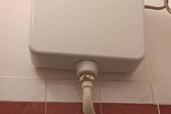 "Genije, majke mi" Majstor u Bosni postavio vodokotlić na HIT mesto! Region gleda i ne veruje šta je uradio (VIDEO)