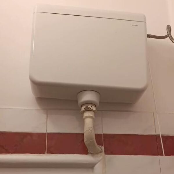 "Genije, majke mi" Majstor u Bosni postavio vodokotlić na HIT mesto! Region gleda i ne veruje šta je uradio (VIDEO)