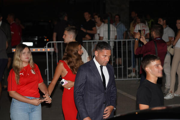 KAKVE MAČKE IMA PORED SEBE! DUŠKO sa čak 2 LEPOTICE stigao na MARAKANU, vilice pale do poda