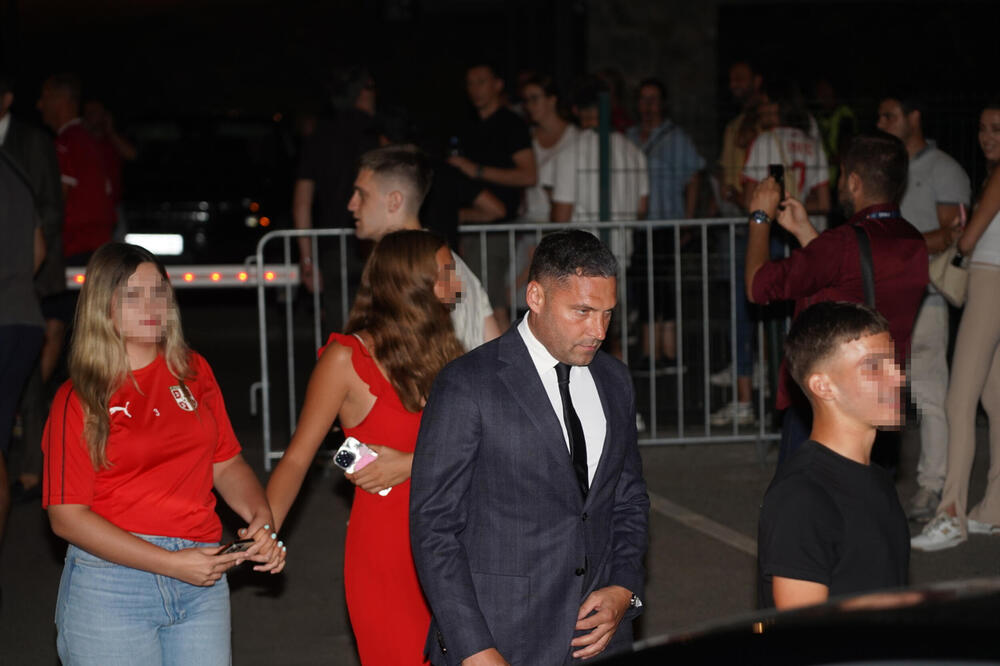 KAKVE MAČKE IMA PORED SEBE! DUŠKO sa čak 2 LEPOTICE stigao na MARAKANU, vilice pale do poda