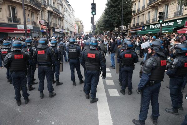 Intenzivni protesti na ulicama Francuske! Ozbiljni okršaji policije i demonstranata, bacali suzavce ispred vrtića?!
