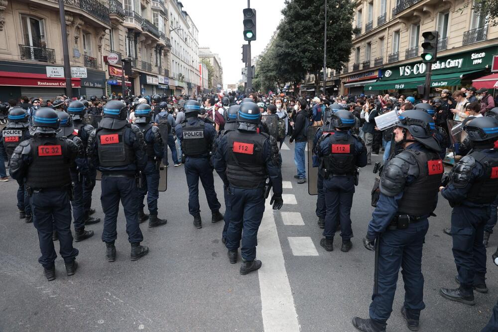 Intenzivni protesti na ulicama Francuske! Ozbiljni okršaji policije i demonstranata, bacali suzavce ispred vrtića?!
