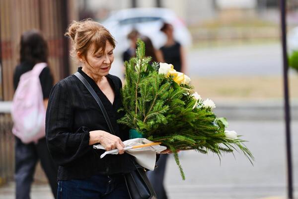 Ona je nosila venac na sahrani Vukobratovića! Utučenog lica i sva u crnom, potresne slike sa Novog groblja