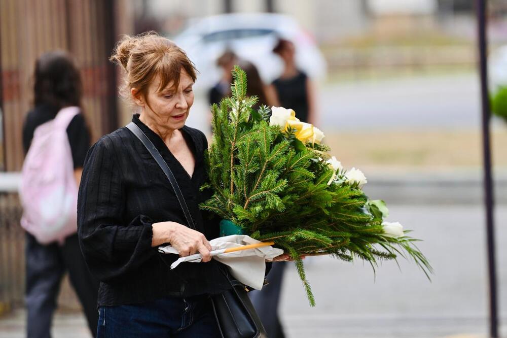 Ona je nosila venac na sahrani Vukobratovića! Utučenog lica i sva u crnom, potresne slike sa Novog groblja