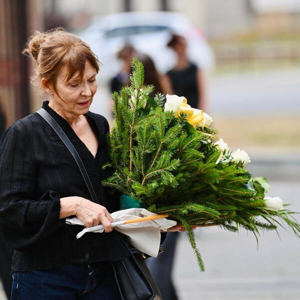 Ona je nosila venac na sahrani Vukobratovića! Utučenog lica i sva u crnom, potresne slike sa Novog groblja