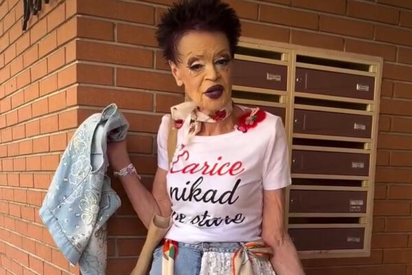 IMA DOBRE GODINE, ALI I DOBRE NOGE! Ruška ko zapeta puška - obukla ULTRA KRATKI MINJAK i šetala hrabro Beogradom