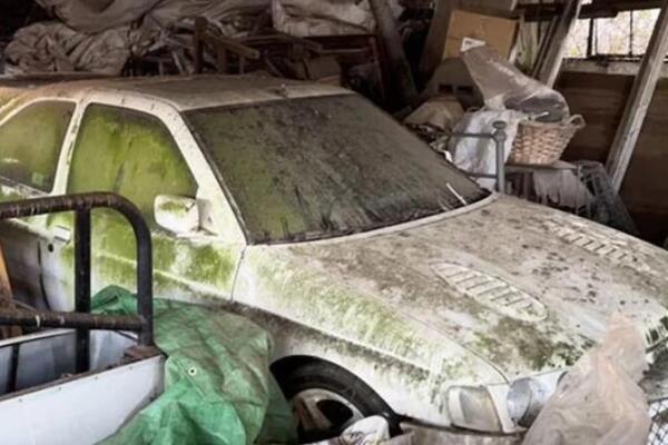 Godinama čuvao ova 2 auta u garaži, pa se šokirao kada je saznao koliko vrede! Nije ni slutio da su u pitanju...