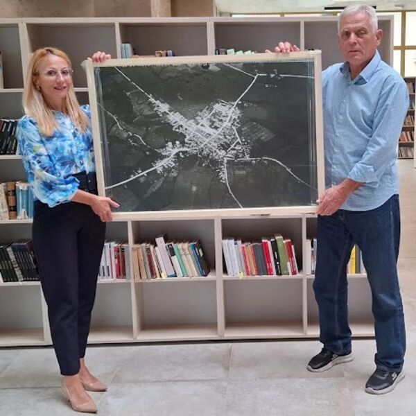 DATIRA ČAK IZ 1938. GODINE! Biblioteka u Ubu dobila dragocen poklon - pogledajte samo ovo