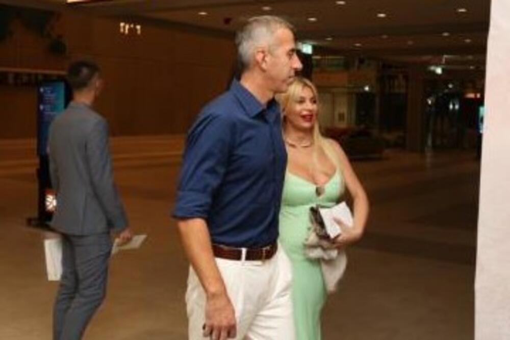 SRPKINJA KOJA SVE RADI IZ SENKE! Večeras Beograđane ostavila bez daha - grudi u prvom planu, a sestre nema nigde