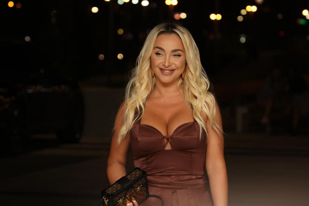 DEKOLTE ZA 10, POZADINA ZA 100! Plavuša uzima mikrofon u ruke na punoletstvu Sašine čerke - svi bruje o njoj