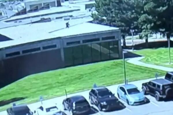 "Osoba u crnom trči preko krova, pa nestaje u šumi": FBI objavio snimak osumnjičenog za ubistvo Čarlija Kirka!