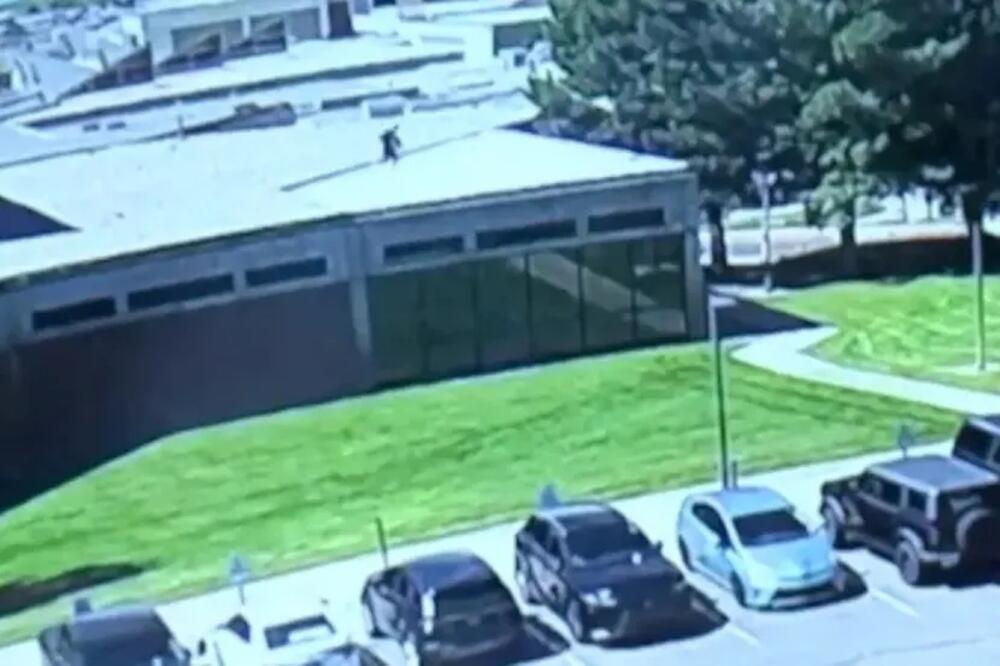 "Osoba u crnom trči preko krova, pa nestaje u šumi": FBI objavio snimak osumnjičenog za ubistvo Čarlija Kirka!