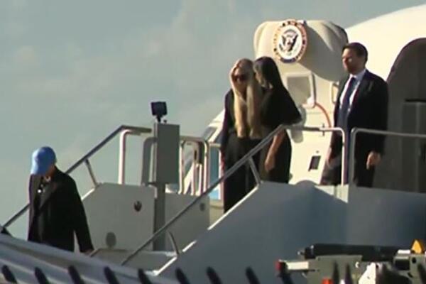 Telo Čarlija Kirka prebačeno u Arizonu: Udovica jedva stoji na nogama, pored nje je sve vreme ova osoba! (VIDEO)