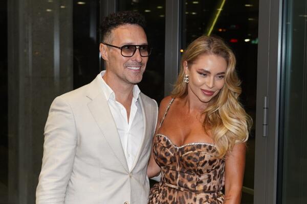 CEO BEOGRAD JE SINOĆ BRUJAO O NJIMA! Nenad i Jovana kao da nisu iz Srbije - bujne grudi plavuše MAMILE POGLEDE