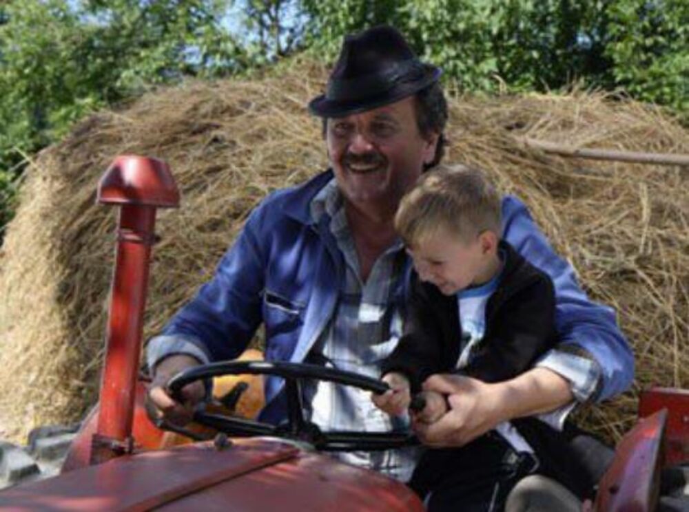 Selo gori, a baba se češlja