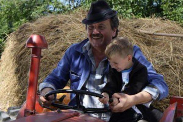 KAKVA MOMČINA, BRE! Malog Tomu iz Petlovca su Srbi obožavali, nije se odvajao od DEDE, a sad ga neće ni prepoznati