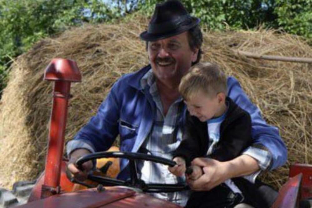 KAKVA MOMČINA, BRE! Malog Tomu iz Petlovca su Srbi obožavali, nije se odvajao od DEDE, a sad ga neće ni prepoznati