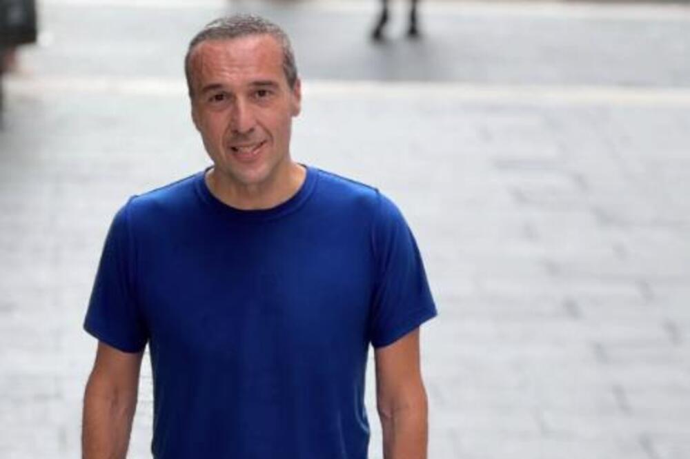 OGLASIO SE MLADEN NAKON TVRDNJI DA JE SMUVAO KOLEGINICU SA PINKA! Ostavio Deu, pa sve PRIZNAO